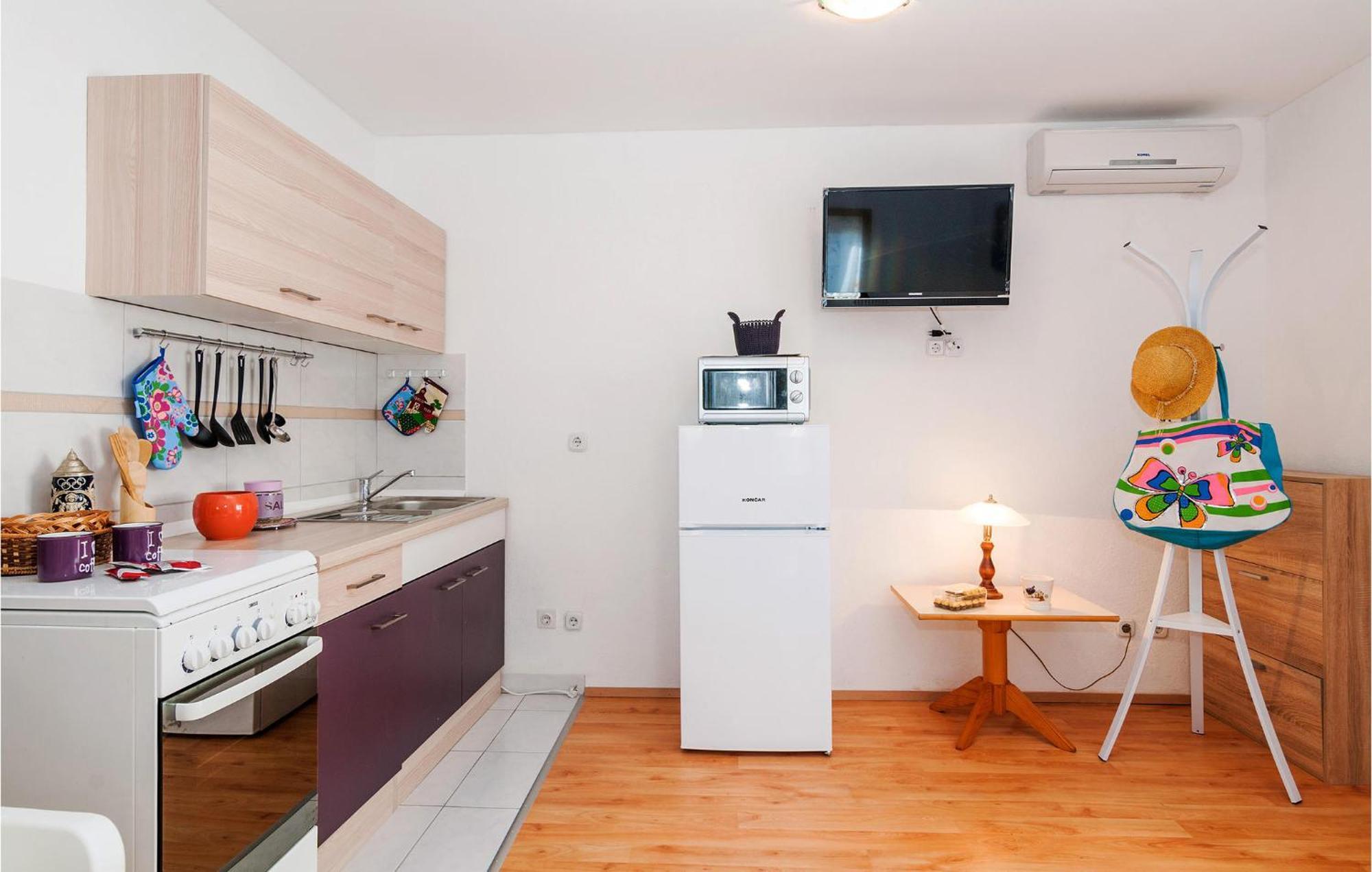 Nice Apartment In Vinjerac With Kitchen Bagian luar foto